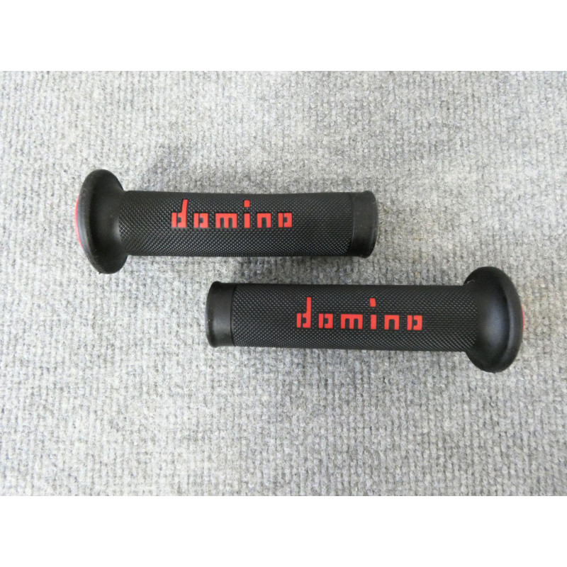 Domino manipule les caoutchoucs en noir. Couleurs